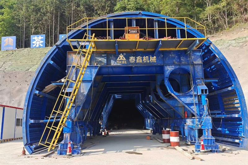 全液壓自行式模板台（tái）車